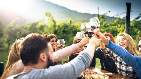 Gustando vino e supra