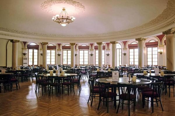 Elegante salón comedor con columnas neoclásicas en el balneario Tskaltubo en Georgia