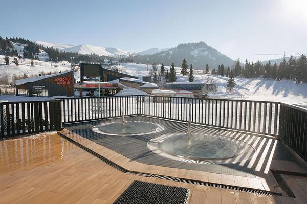 Outdoor hot tubs with mountain view at Ambassadori Goderdzi