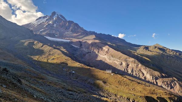 Una vista panoramica del Campo Sabertse contro la vetta del Monte Kazbek.