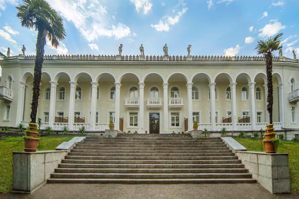 Edificio histórico de baños en el complejo de spa Tskaltubo, destino de bienestar reconocido en Georgia