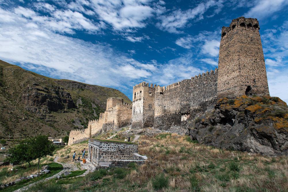 预订 Caves, Lakes, and Fortresses