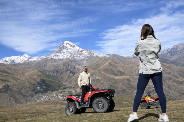 Scattare una foto durante un'escursione in ATV con il Monte Kazbek sullo sfondo