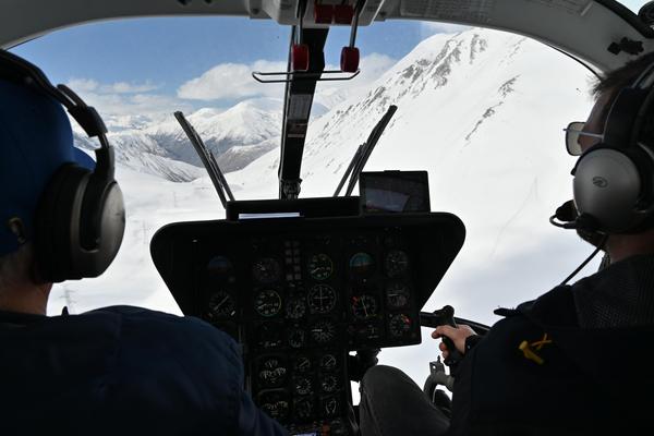 Over the Caucasus — one of the most scenic helicopter experiences in Georgia. Afbeelding met dank aan: &copy; Pavel Ageychenko