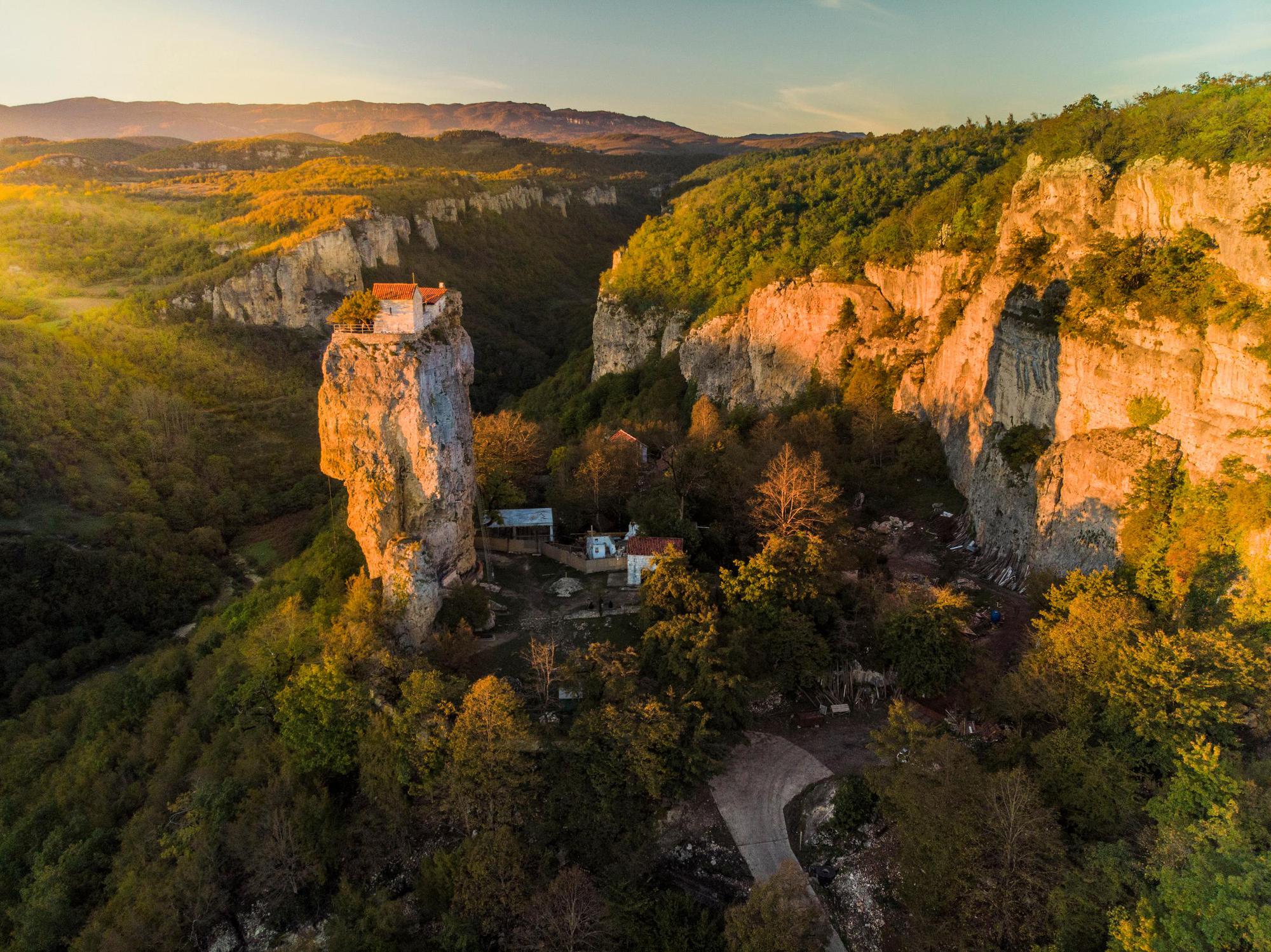 チアトゥラとカツキの柱