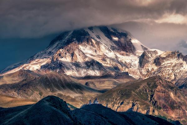 Cima del Monte Kazbek con la Chiesa della Trinità di Gergeti sullo sfondo