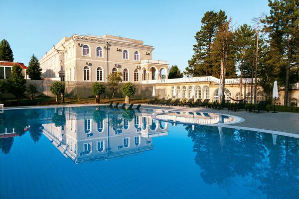 Resort termal Tskaltubo con piscina al aire libre y arquitectura elegante en Imereti, Georgia